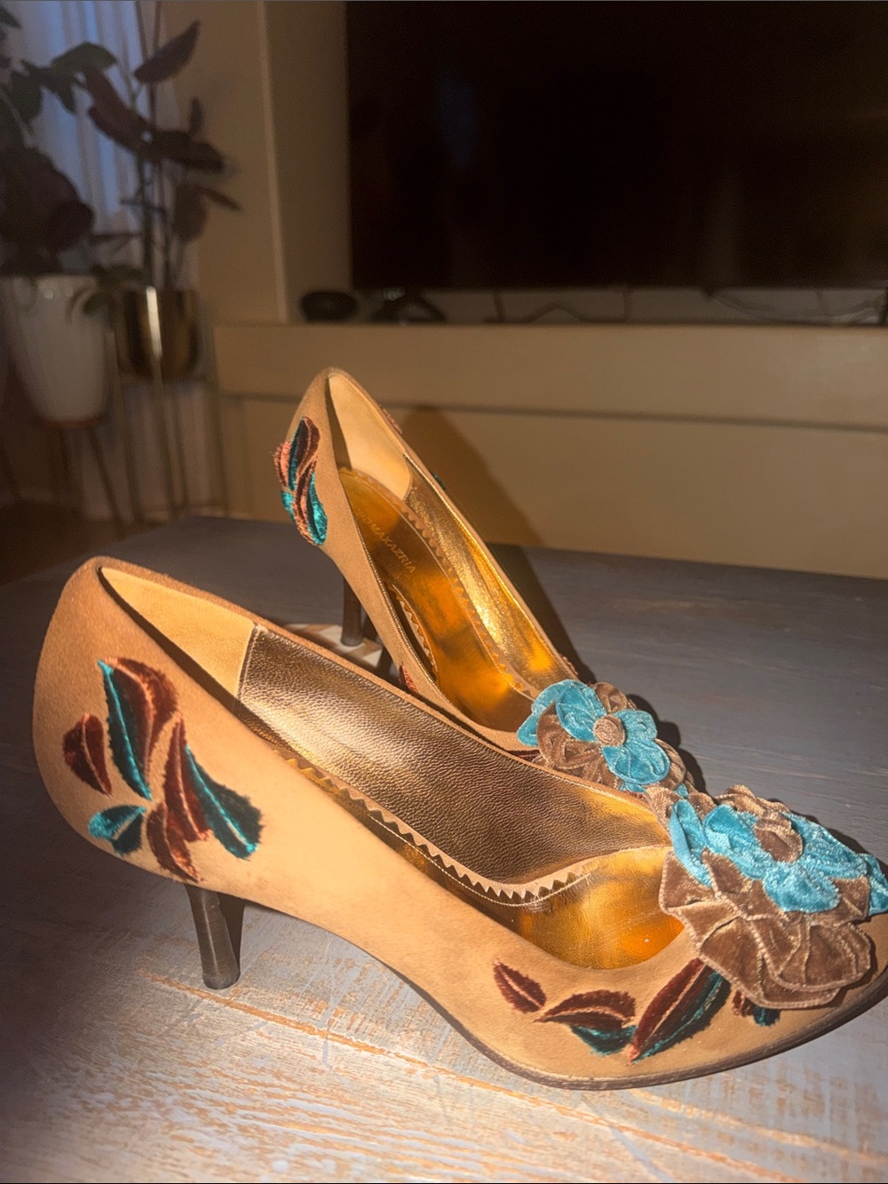 BCBGMaxAzria Brown and Turquoise Floral Velvet Pumps - Picture 4 of 9